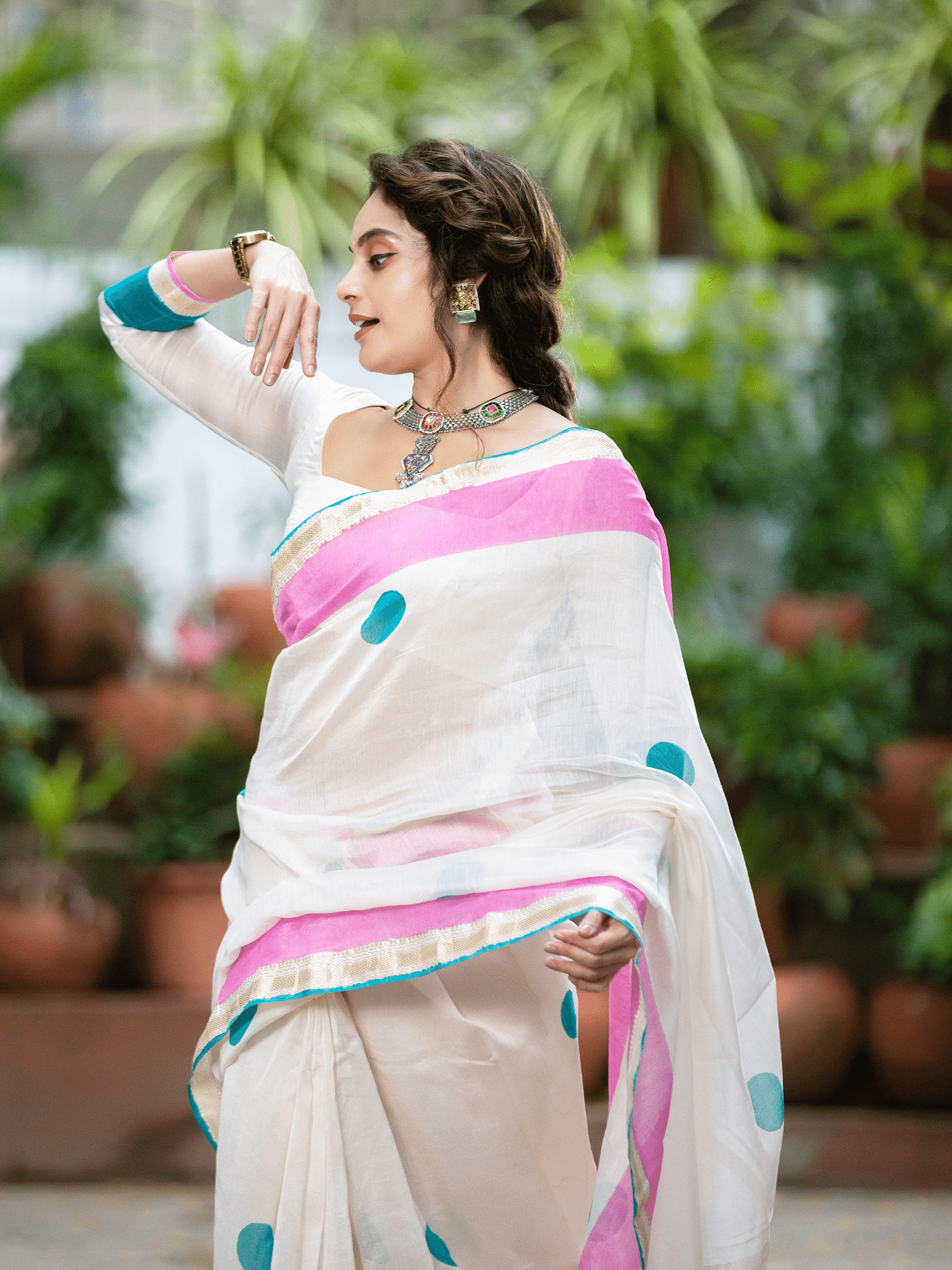 Casa Blanca (Saree + Unstitched Blouse Piece)