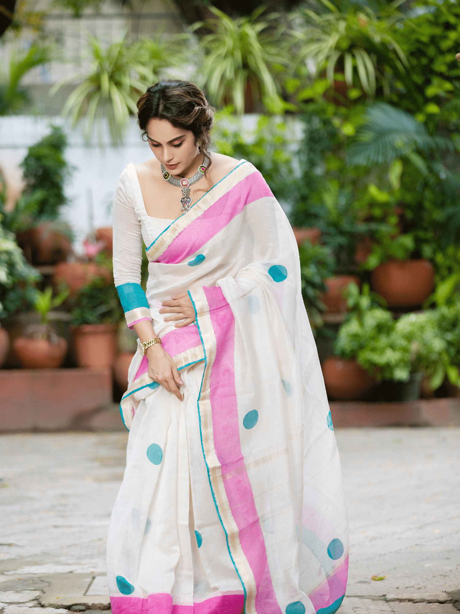 Casa Blanca (Saree + Unstitched Blouse Piece)