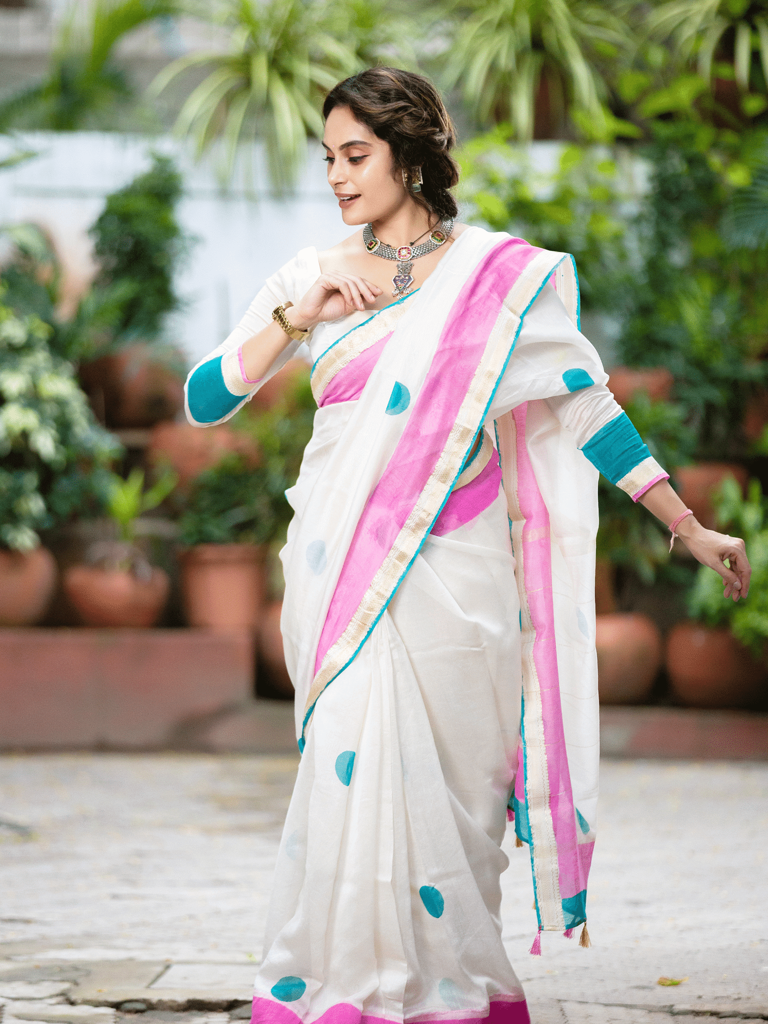 Casa Blanca (Saree + Unstitched Blouse Piece)