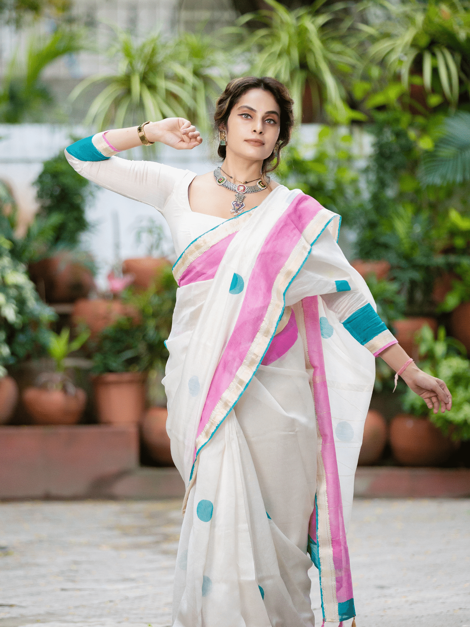 Casa Blanca (Saree + Unstitched Blouse Piece)