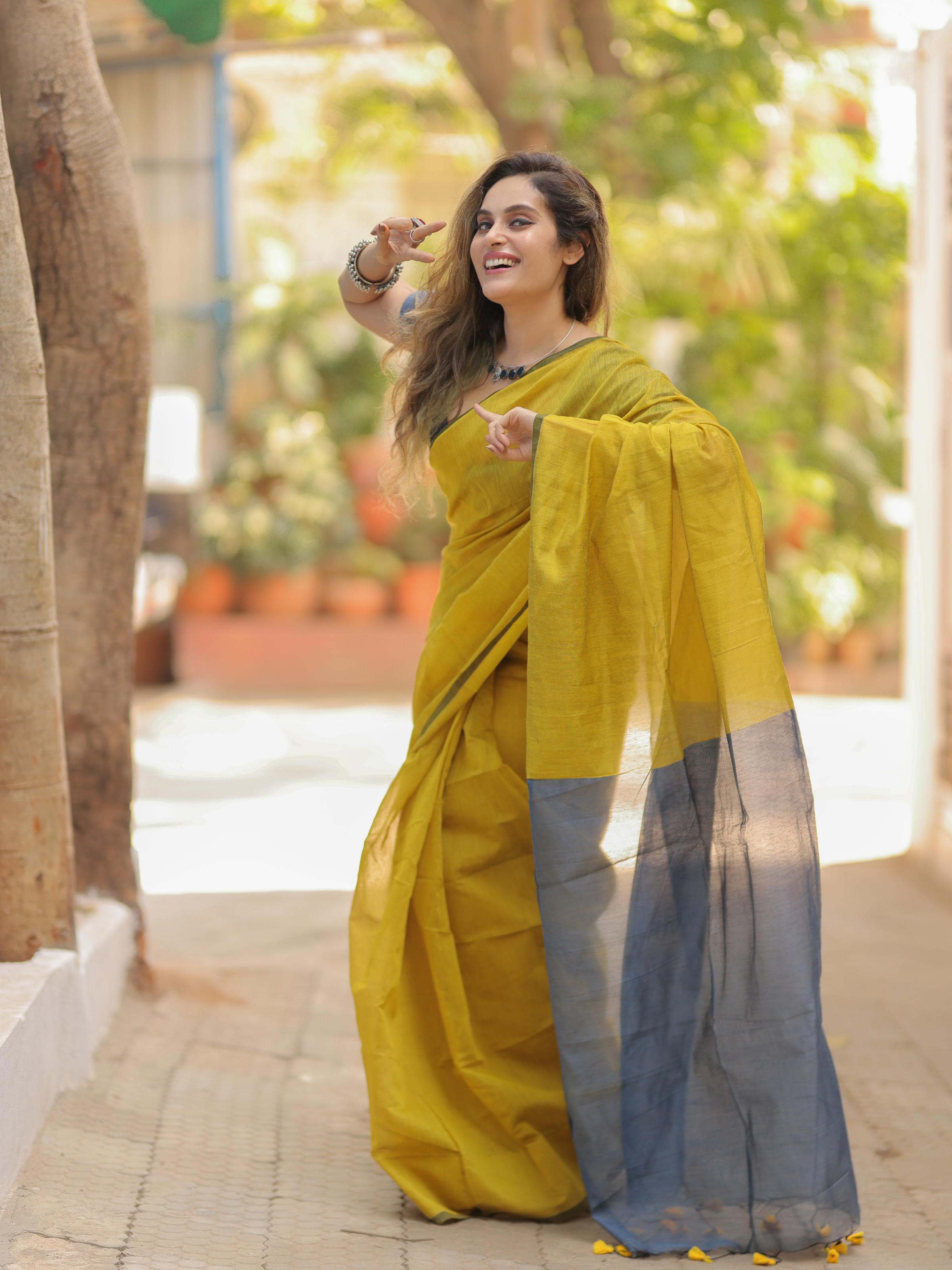 Bhaang (Handwoven Cotton And Silk Weaving Saree + Unstitched Blouse Piece)