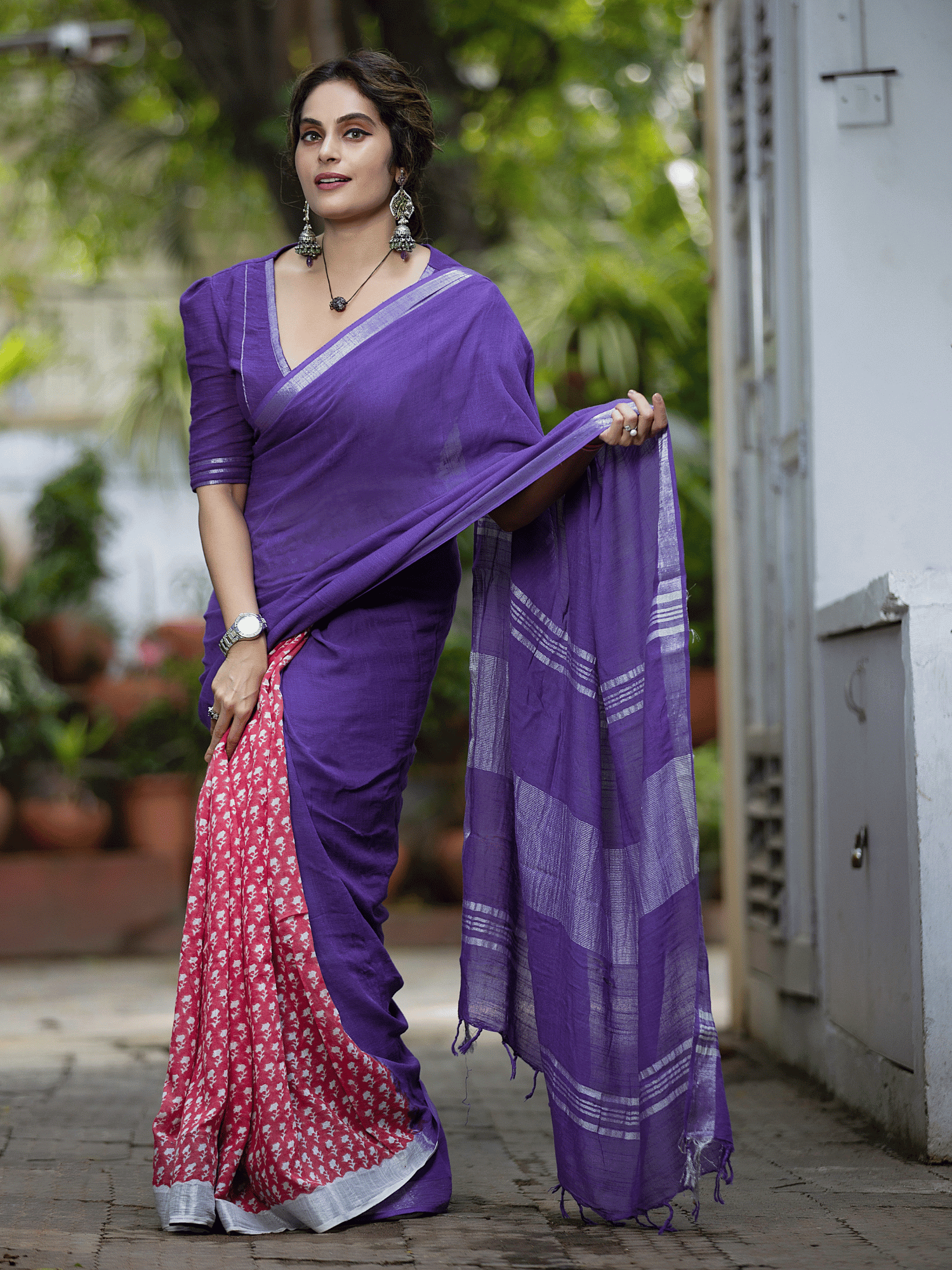 Plum Purple Woven Celebrities Exclusive Designer Saree with Embroidere –  zarikaariindia.com