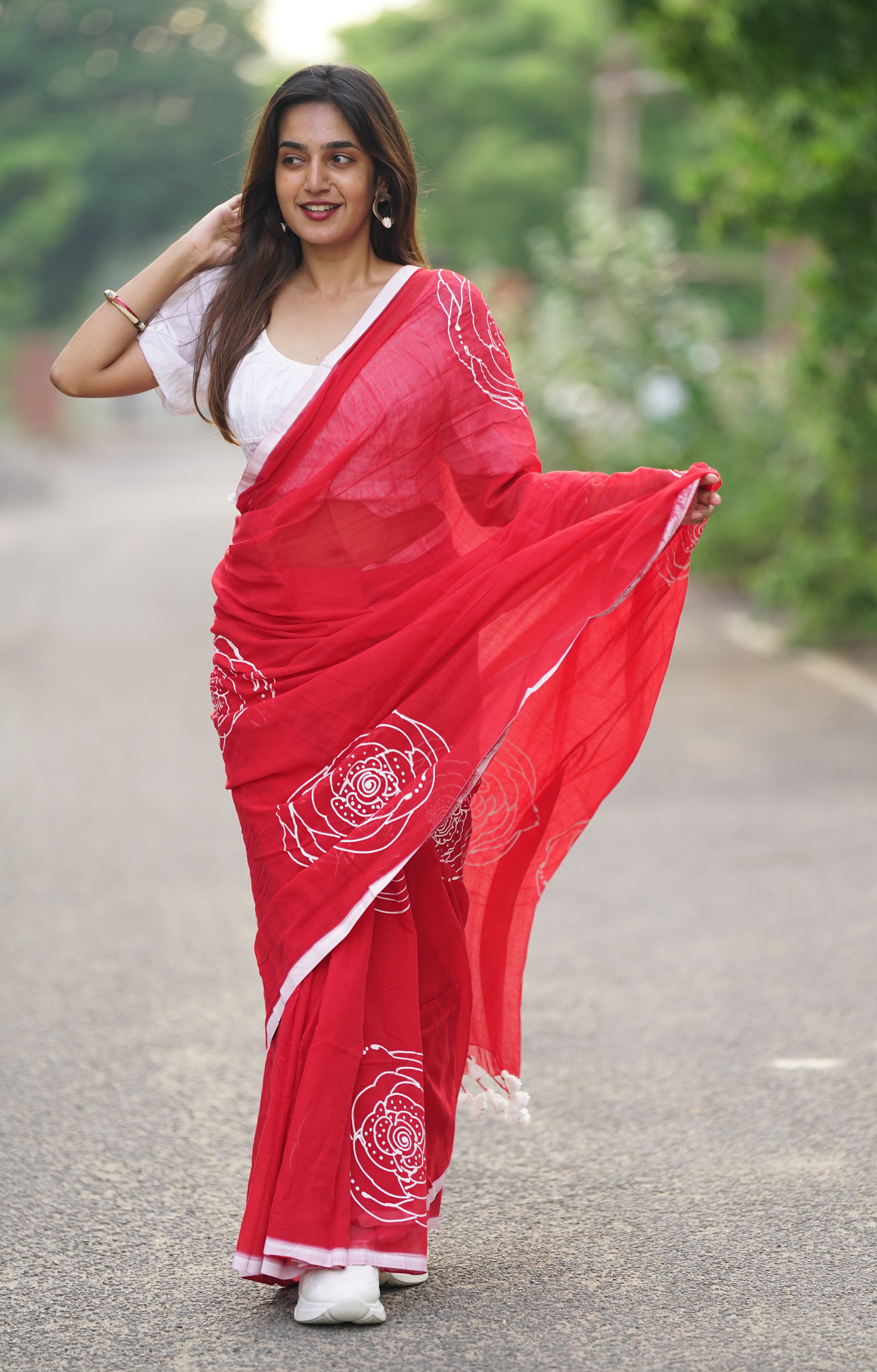 Bold Crimson Bloom (Mul Cotton Saree)